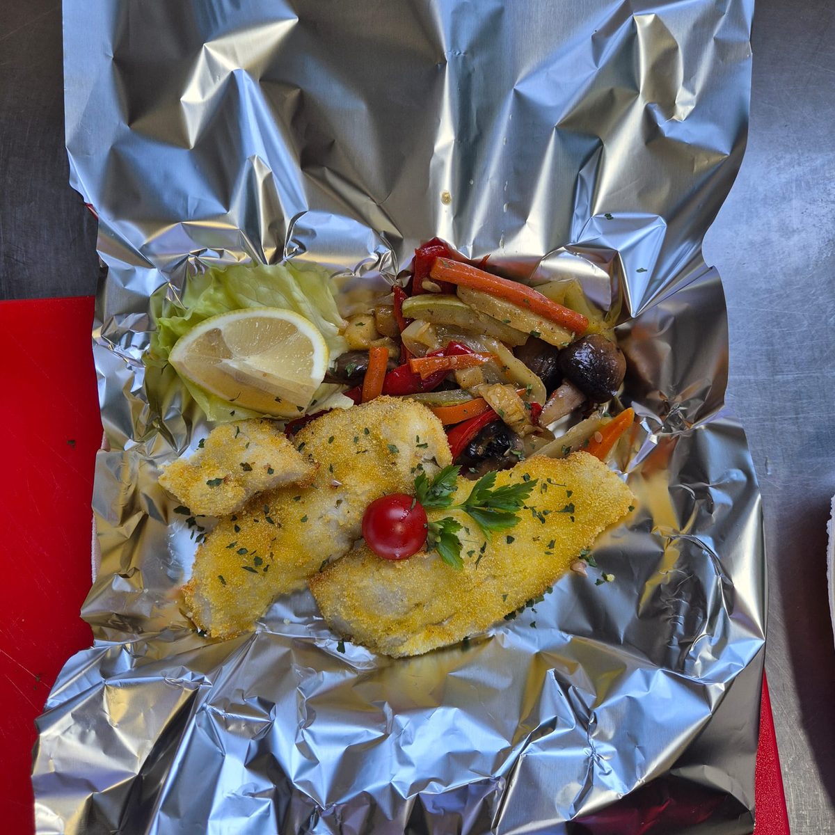Filet oslića sa grilovanim povrćem — hake with grilled vegetables (takeaway)