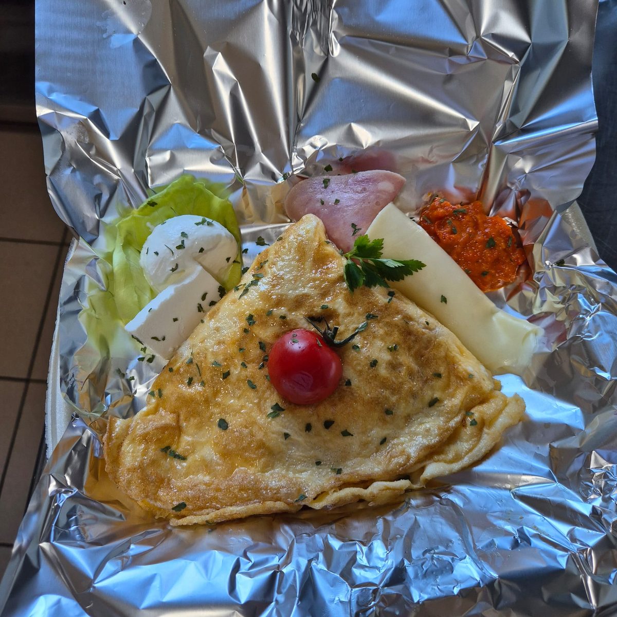 Omlet sa sirom i šunkom — omelette with cheese & ham (takeaway)