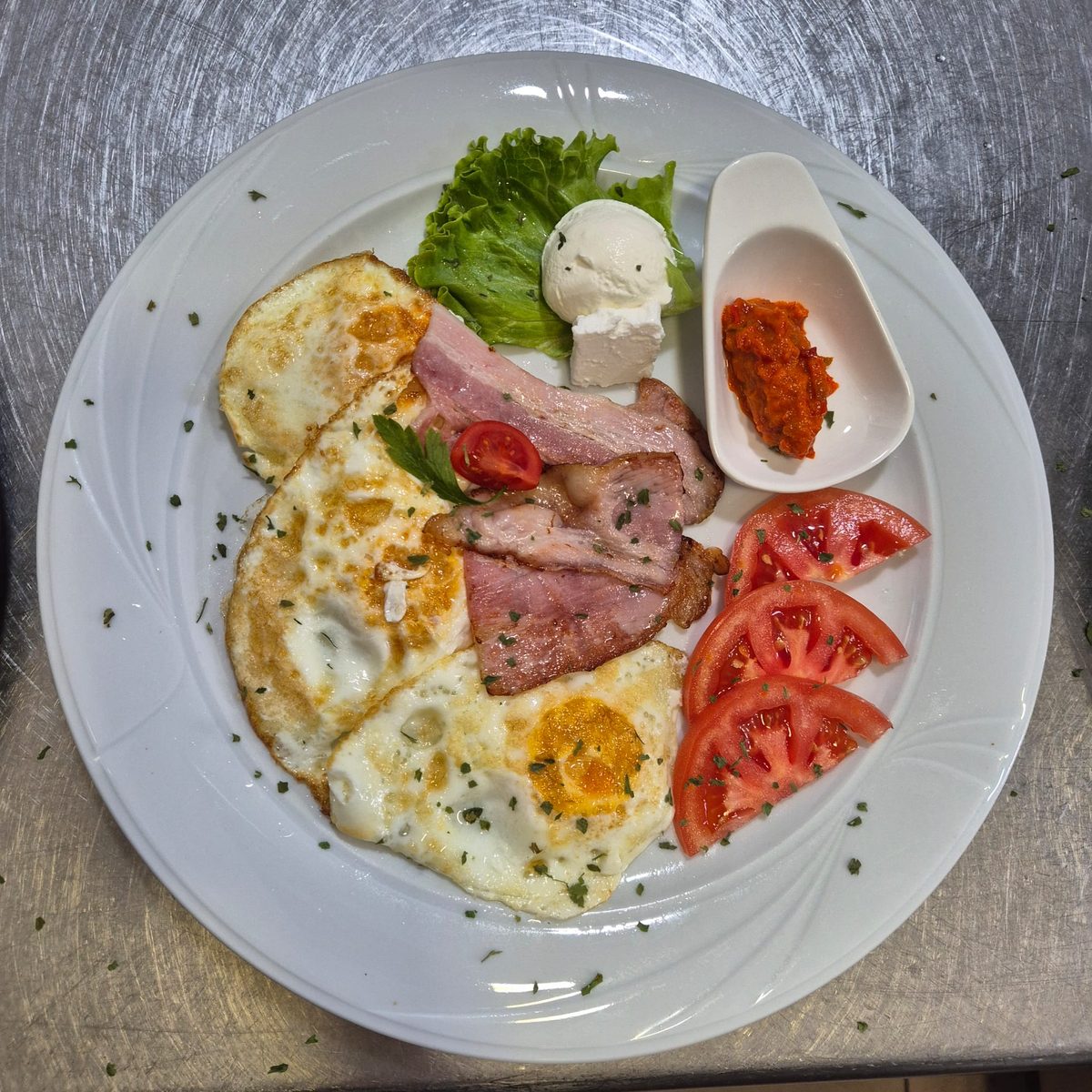 Jaja sa slaninom — fried eggs with bacon, tomato, cheese & ajvar